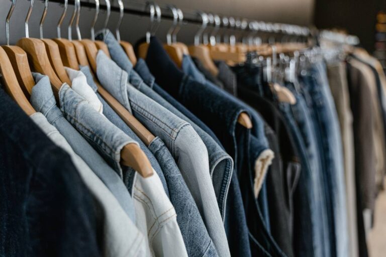 Quelle couleur va bien avec le bleu vêtement