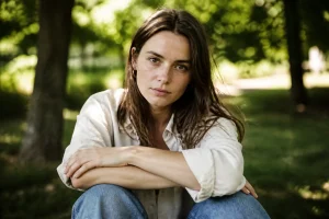 Elle me regarde fixement sans sourire : que comprendre ?